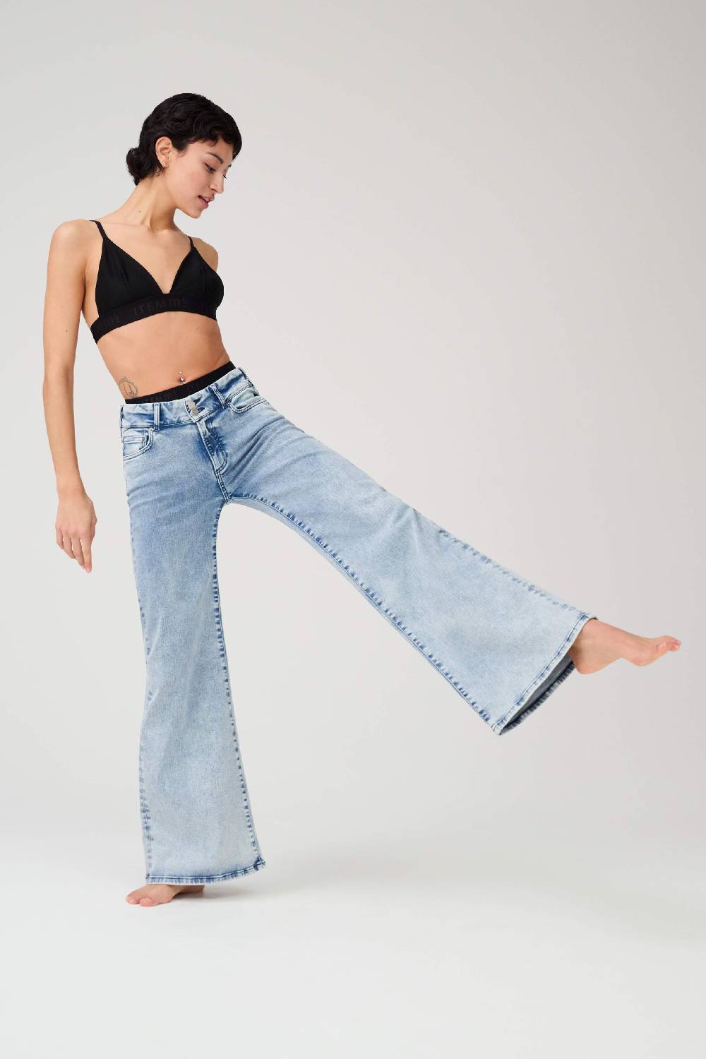 Item M6 Wide Legged High Rise Denim Lagerräumung