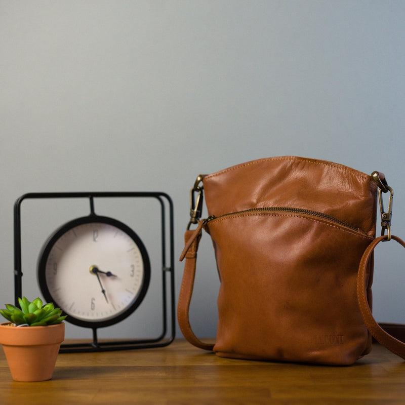 Leconi kleine Umhängetasche Schultertasche Freizeittasche Leder cognac LE3049 Günstig kaufen