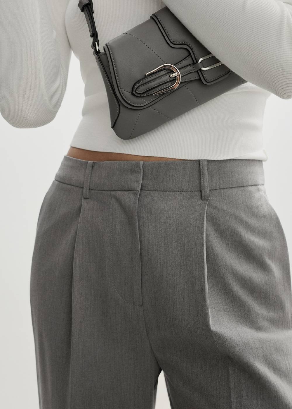 Mango Gerade Bundfaltenhose 2025