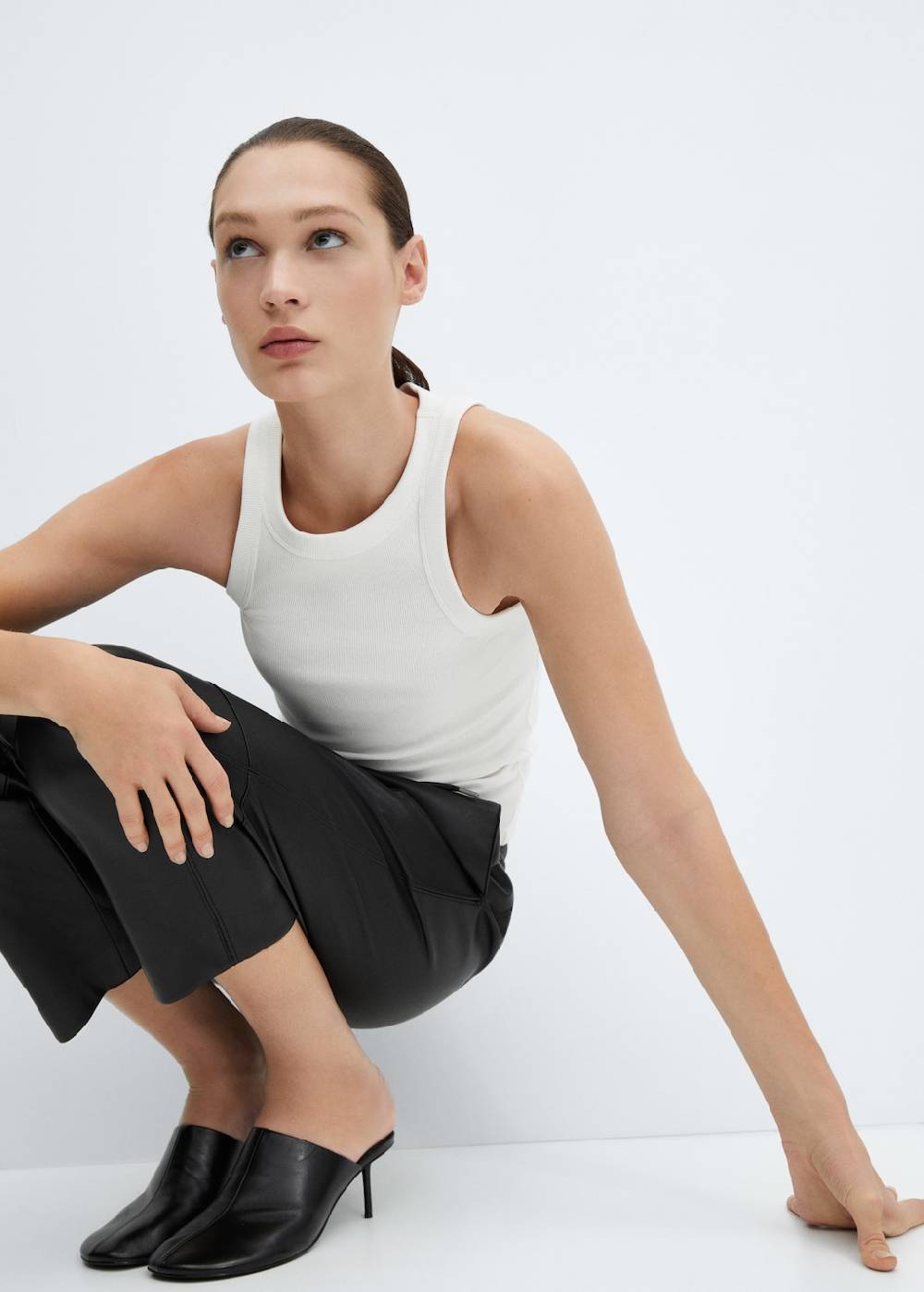 Mango Hose mit Stretchbund und Leder-Effekt Großer Ausverkauf