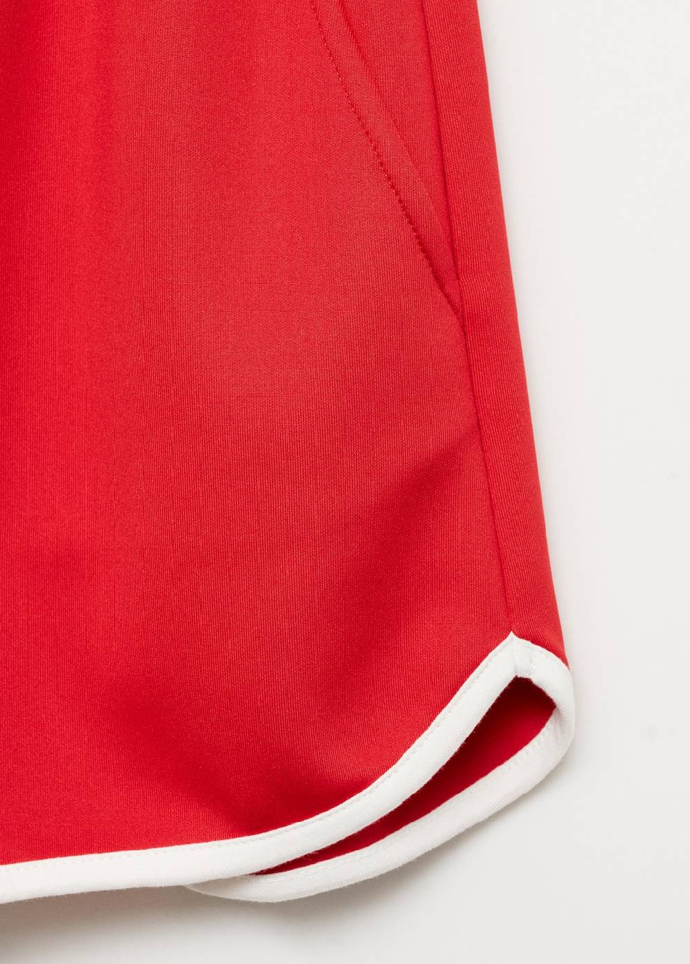 Mango Gerade Shorts mit Kontrastabschlüssen Letzter Tag