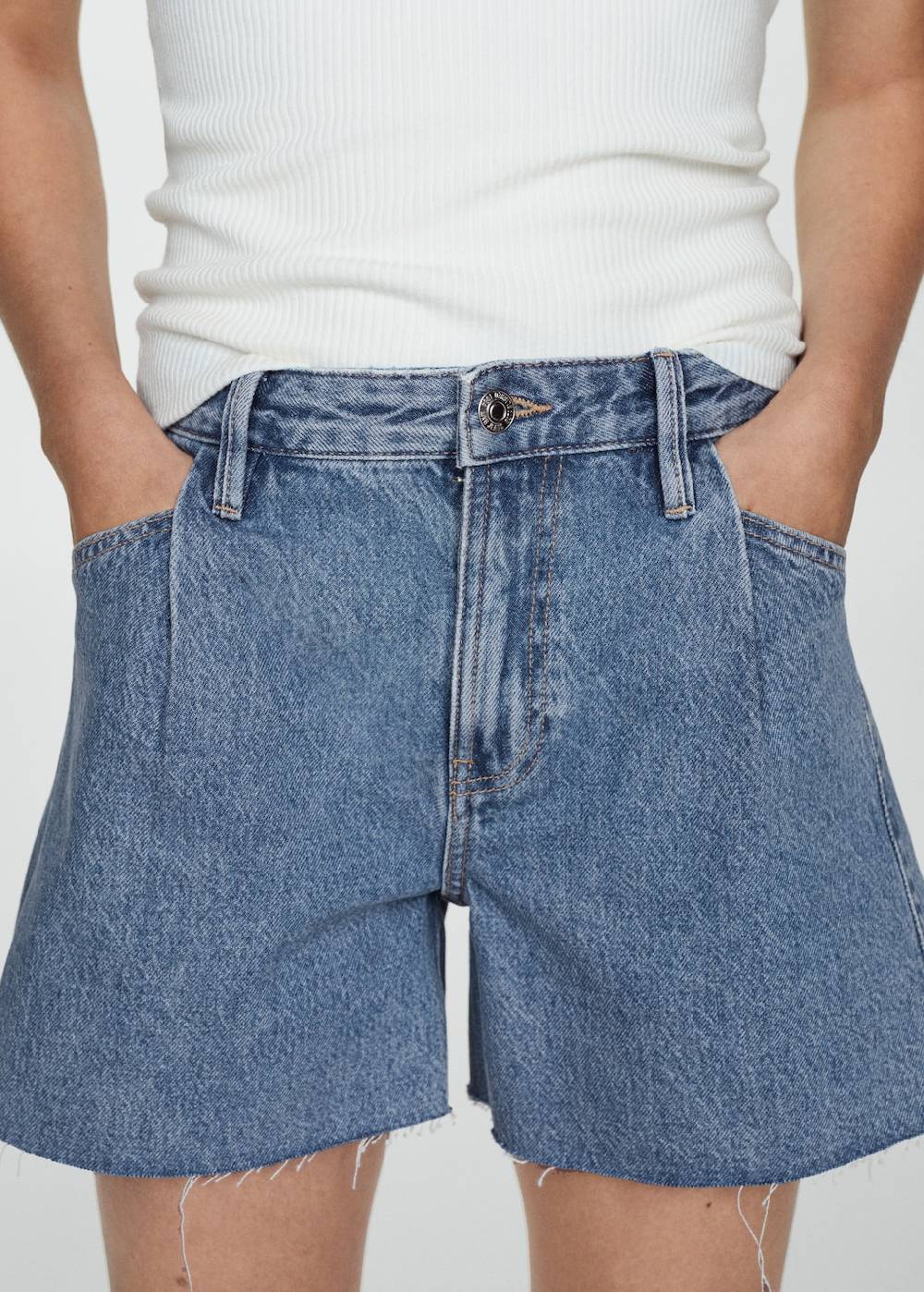 Mango Jeansshorts mit ausgefranstem Saum Nur noch ein Tag übrig