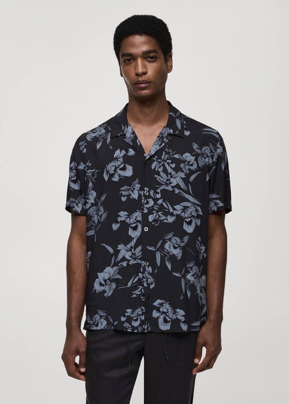 Mango Fließendes Hemd mit Hawaii-Print