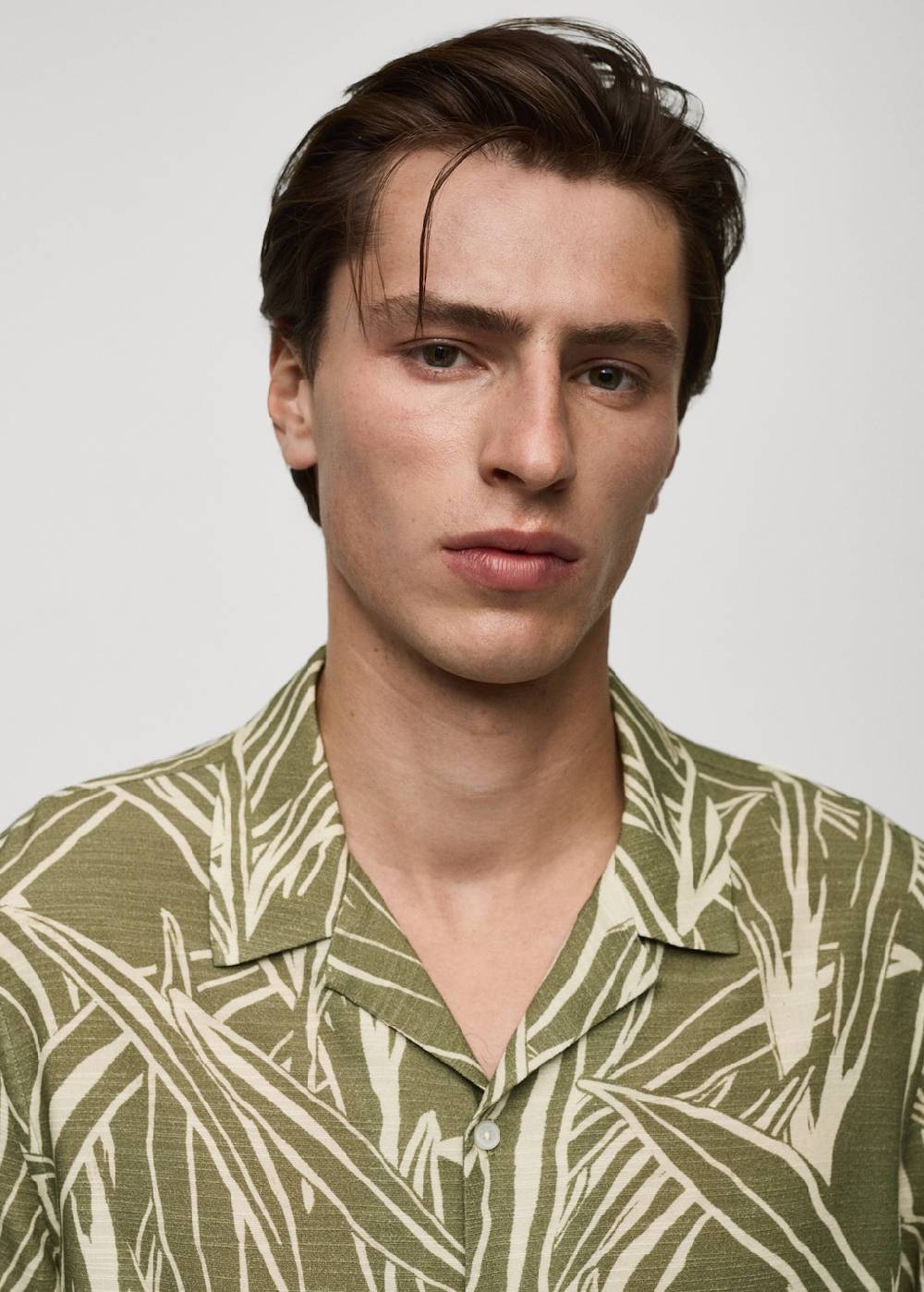 Mango Regular Fit-Hemd mit Blattmotiv Vierteljährliche Förderung