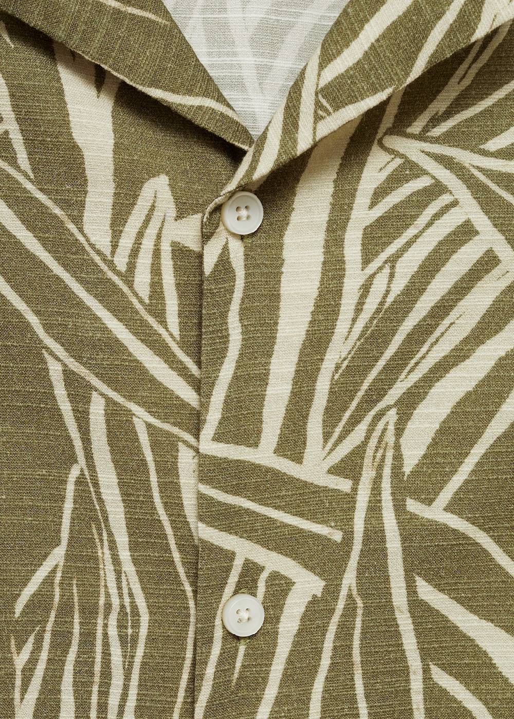 Mango Regular Fit-Hemd mit Blattmotiv Vierteljährliche Förderung