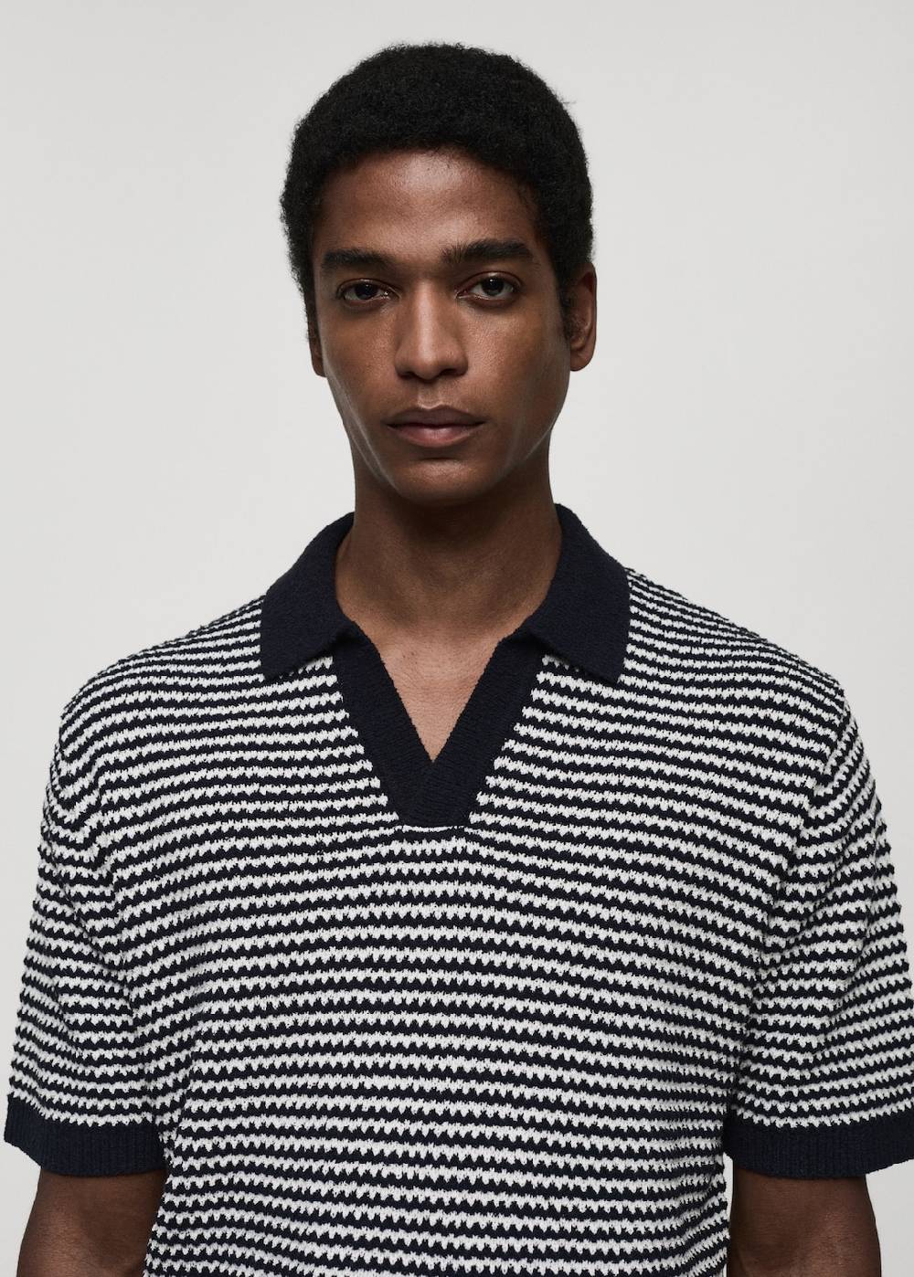 Mango Gestreiftes Stric-Poloshirt mit Kontrastkragen Günstig kaufen