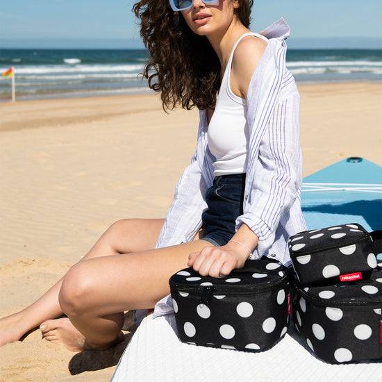 Reisenthel coolerbag S pocket dots white (Kühltasche,schwarz) 2025